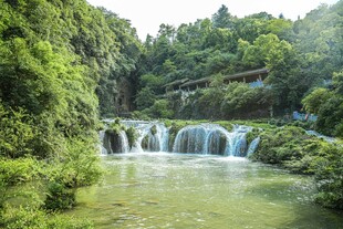 山间秀丽瀑布流水景观