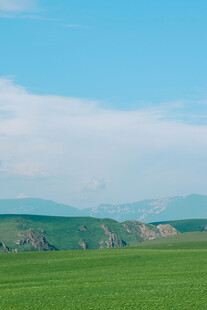 广袤草原与远山蓝天美景