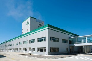 现代化工厂外观