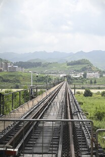 铁轨延伸向远方景色