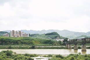 河畔桥梁与远处建筑风景