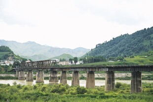 山间古老铁路桥风景