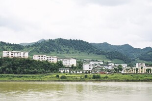 江边山城景致