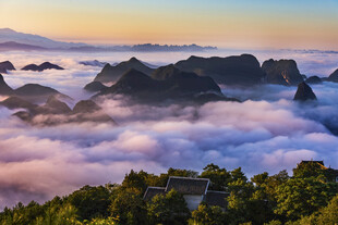 山间云海环绕的壮丽景观
