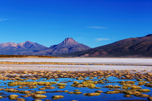 湖畔山峦美景