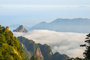 黄山云海间的壮美山景