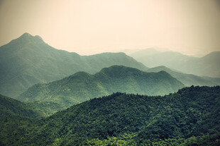 山峦叠翠的壮美自然景观