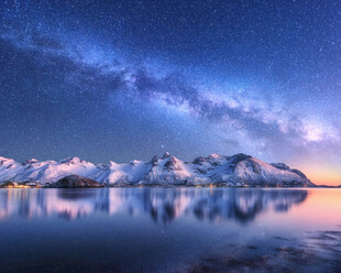 梦幻星空下的雪山湖景