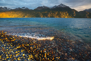 海边碎石滩与壮丽山景