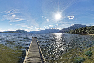 湖畔木栈道阳光山水美景