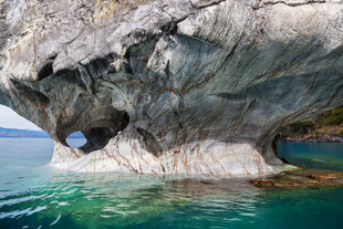 海边奇特岩石与清澈海水