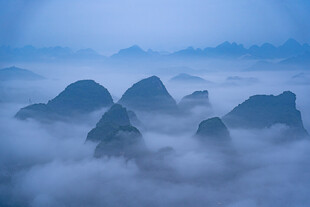 云雾缭绕的壮美山峦