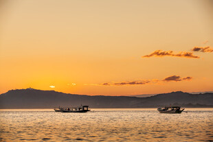 夕阳下海面的船只美景