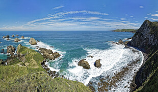 海岸风光碧海与嶙峋礁石