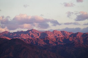 夕阳下的壮丽山峦
