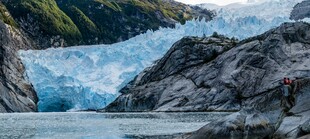 壮丽冰川与嶙峋山石景观