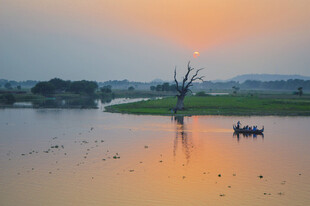 夕阳下的静谧湖面小船景