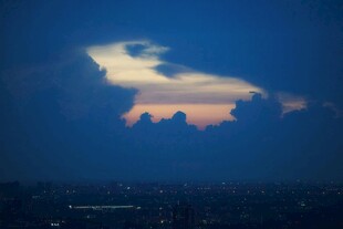 夜幕下城市上空的绚丽云彩