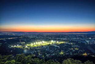 城市黄昏夜景俯瞰图