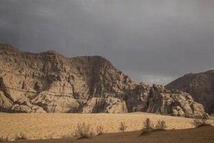 荒漠嶙峋山景