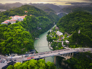 峡谷间的壮美桥梁景观