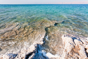 海边嶙峋礁石与清澈海水