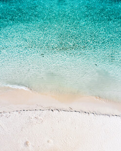美丽的海滩与清澈海水