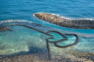 海上蜿蜒防波堤景观