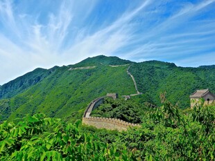 壮丽长城蜿蜒于青山之间