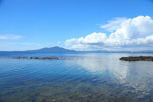 宁静湖面与远处山峦美景
