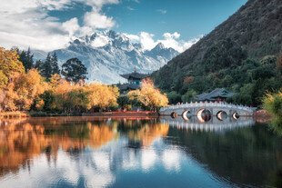 秋日山间湖景桥映碧水