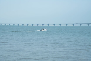 海上桥梁与疾驰小船