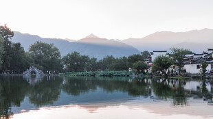 湖畔山水景静谧如画境