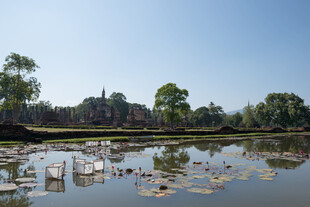 湖畔古建筑倒影美景