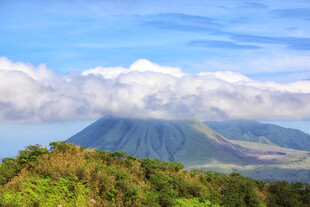 云雾缭绕下的壮美火山景观