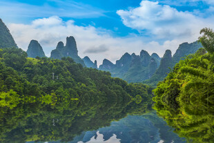 秀丽山水风光倒影如画