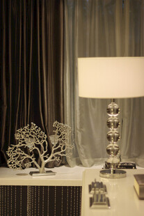 精致台灯搭配艺术摆件