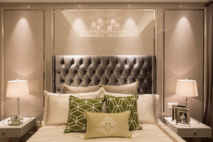 豪华卧室精致床头装饰