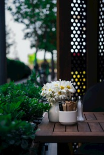 户外木桌精致花卉装饰