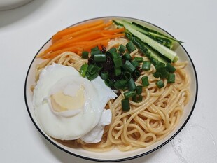 鸡蛋蔬菜拌面
