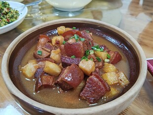 红烧肉炖土豆