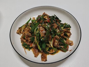 蒜苗炒花甲