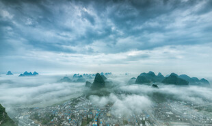 山间云海美景如画