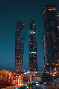 夜幕下的都市摩天大楼景观