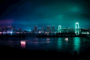 城市夜景下的璀璨河畔