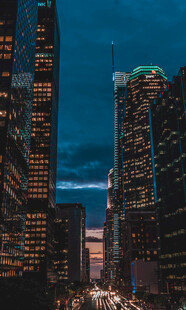 夜幕下的繁华都市景观