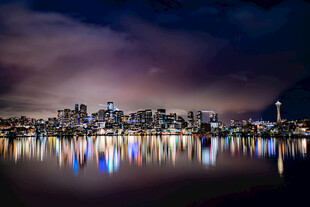 城市夜景湖面倒影璀璨