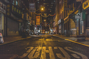 夜晚静谧的城市小巷