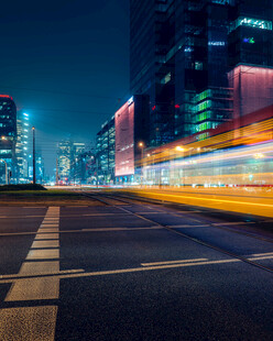 城市夜景中的道路光影