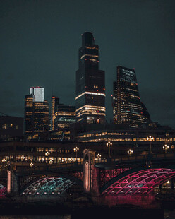 夜幕下的城市璀璨建筑群